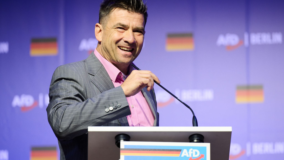 Arne Raue, bisher parteiloser Bürgermeister der Stadt Jüterbog, tritt in die AfD ein. Sympathien für die Partei hatte er schon gezeigt, wie hier bei einem Grußwort beim Landesparteitag der Berliner AfD in seiner Stadt im Oktober. (Archivbild) - Foto: Annette Riedl/dpa