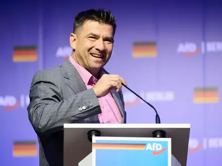 Arne Raue, bisher parteiloser Bürgermeister der Stadt Jüterbog, tritt in die AfD ein. Sympathien für die Partei hatte er schon gezeigt, wie hier bei einem Grußwort beim Landesparteitag der Berliner AfD in seiner Stadt im Oktober. (Archivbild) - Foto: Annette Riedl/dpa