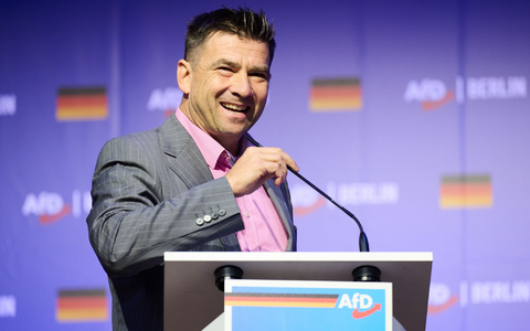 Arne Raue, bisher parteiloser Bürgermeister der Stadt Jüterbog, tritt in die AfD ein. Sympathien für die Partei hatte er schon gezeigt, wie hier bei einem Grußwort beim Landesparteitag der Berliner AfD in seiner Stadt im Oktober. (Archivbild) - Foto: Annette Riedl/dpa