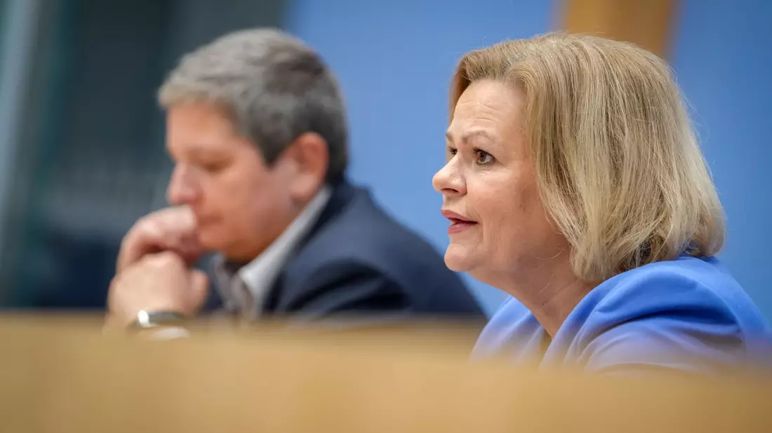 Innenministerin Nancy Faeser und BSI-Präsidentin Claudia Plattner bei der Vorstellung des BSI-Lageberichts. - Bild: Kay Nietfeld/dpa
