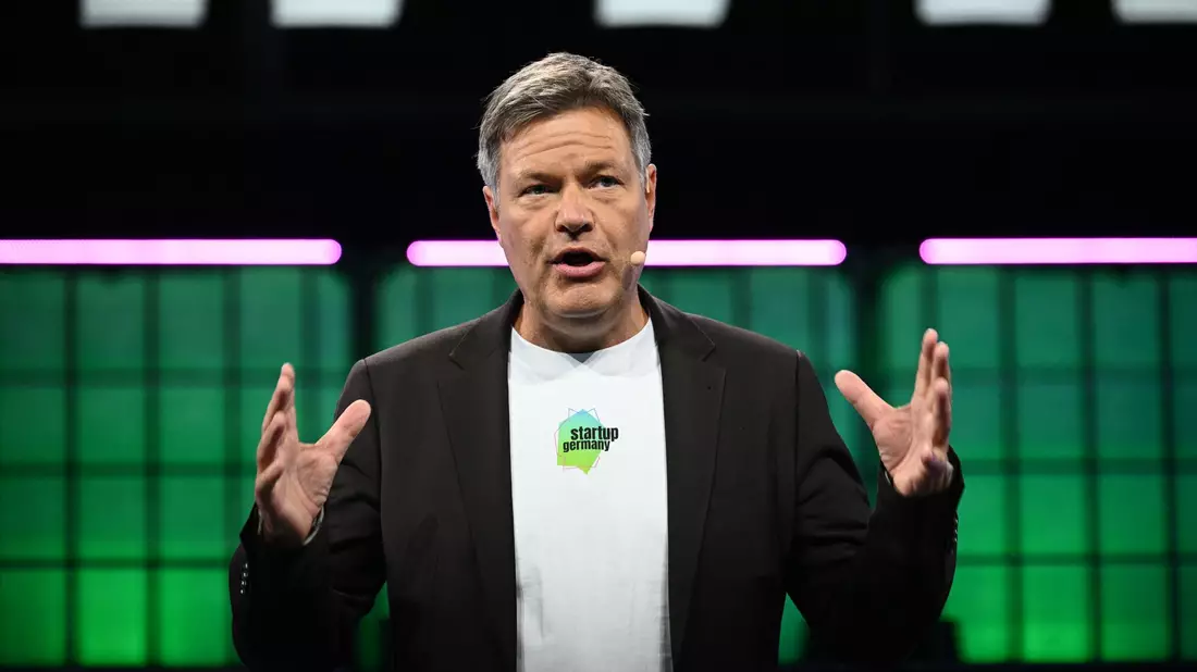 Wirtschaftsminister Habeck hält auf dem «Web Summit» eine Rede. - Bild: Sebastian Christoph Gollnow/dpa