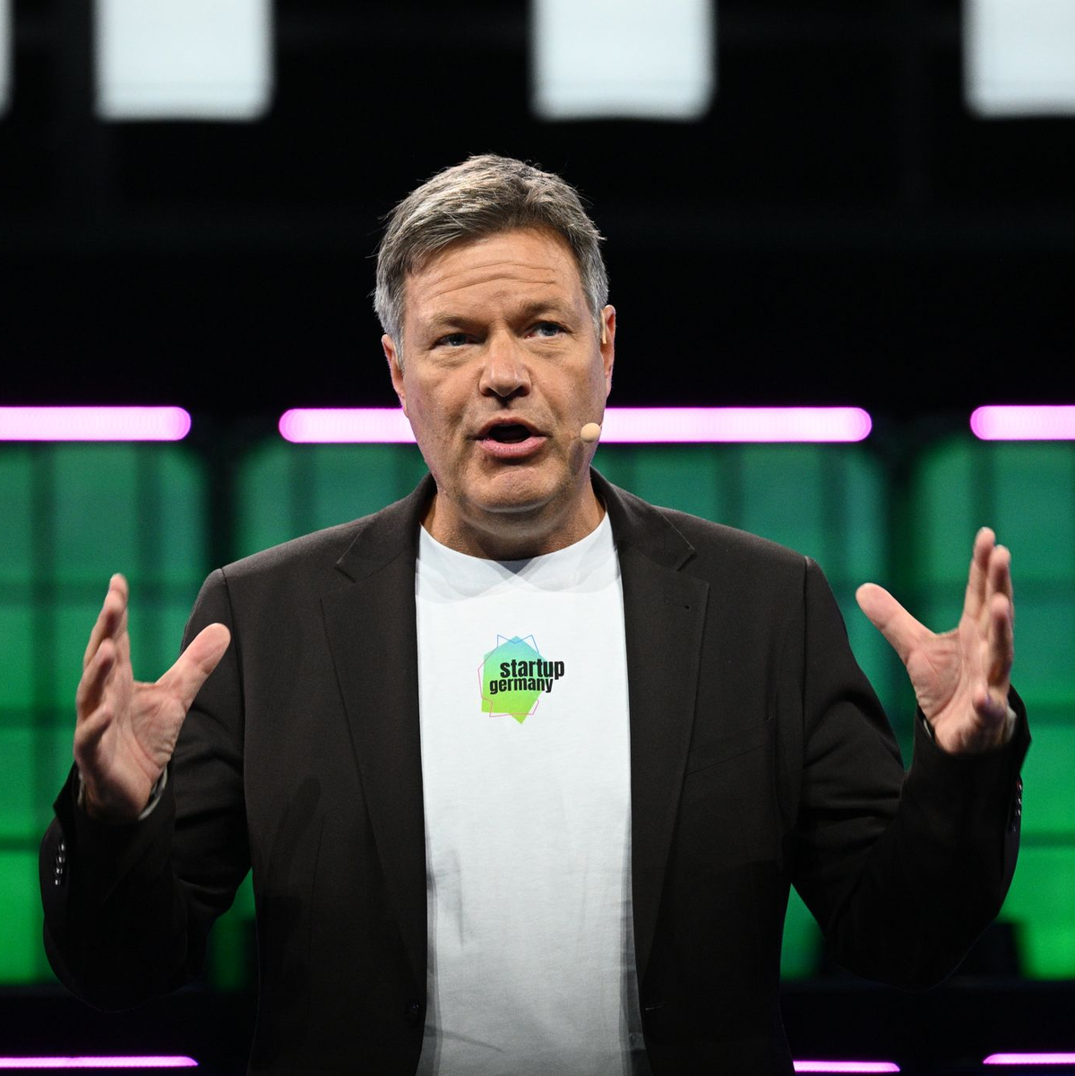 Wirtschaftsminister Habeck hält auf dem «Web Summit» eine Rede. - Foto: Sebastian Christoph Gollnow/dpa