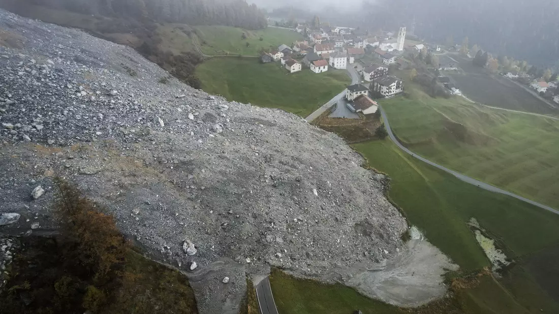 Gefahr gebannt: die Einwohner von Brienz dürfen zurück. (Archivbild) - Bild: Gian Ehrenzeller/KEYSTONE/dpa