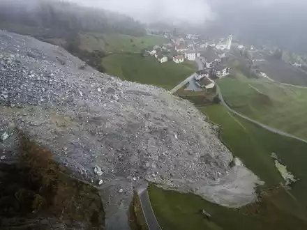 Gefahr gebannt: die Einwohner von Brienz dürfen zurück. (Archivbild) - Foto: Gian Ehrenzeller/KEYSTONE/dpa