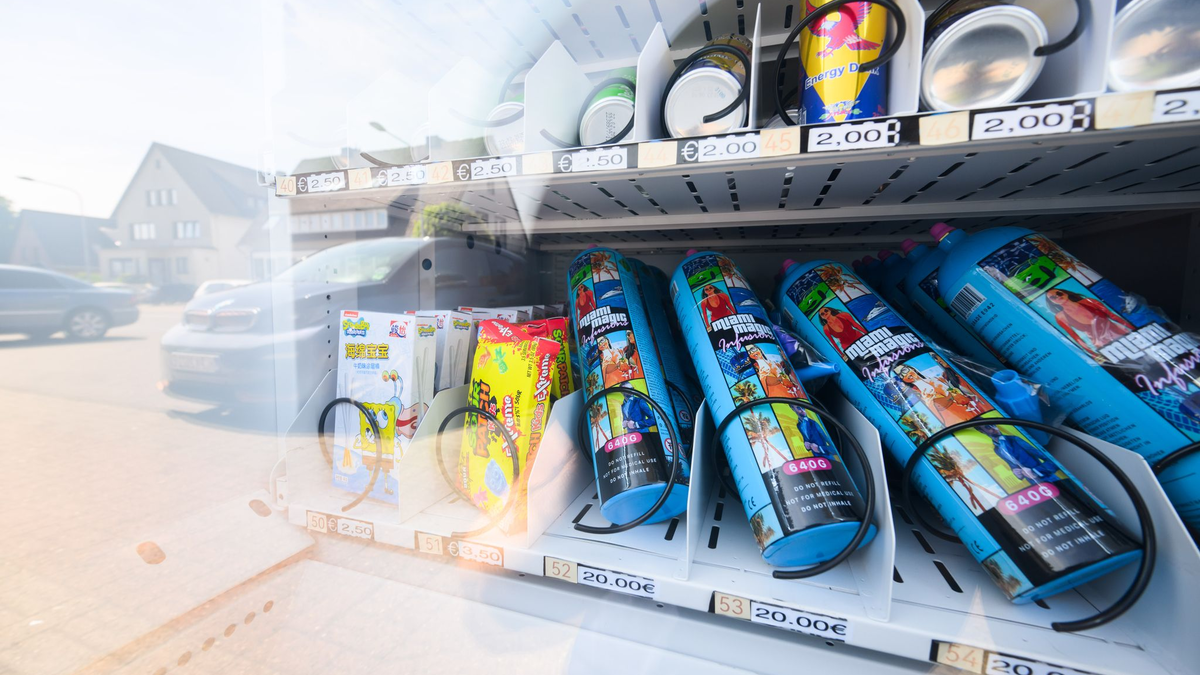 Lachgas soll künftig nicht mehr so einfach verfügbar sein. (Foto Illustration) - Foto: Julian Stratenschulte/dpa