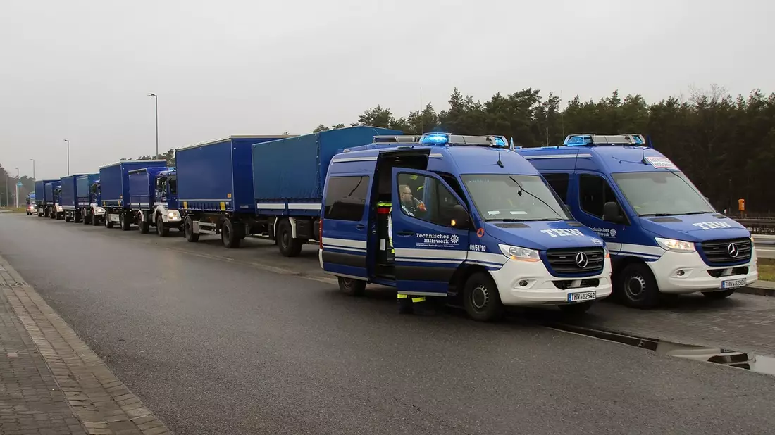 THW LVBEBBST: Schwer auf Achse - THW übt Kolonnenfahrt / Am 16. November 2024 werden zwischen 9 und 16 Uhr viele blaue LKW durch Treptow-Köpenick und die Landkreise Oder-Spree und Dahme-Spreewald rollen. - Bild: presseportal.de