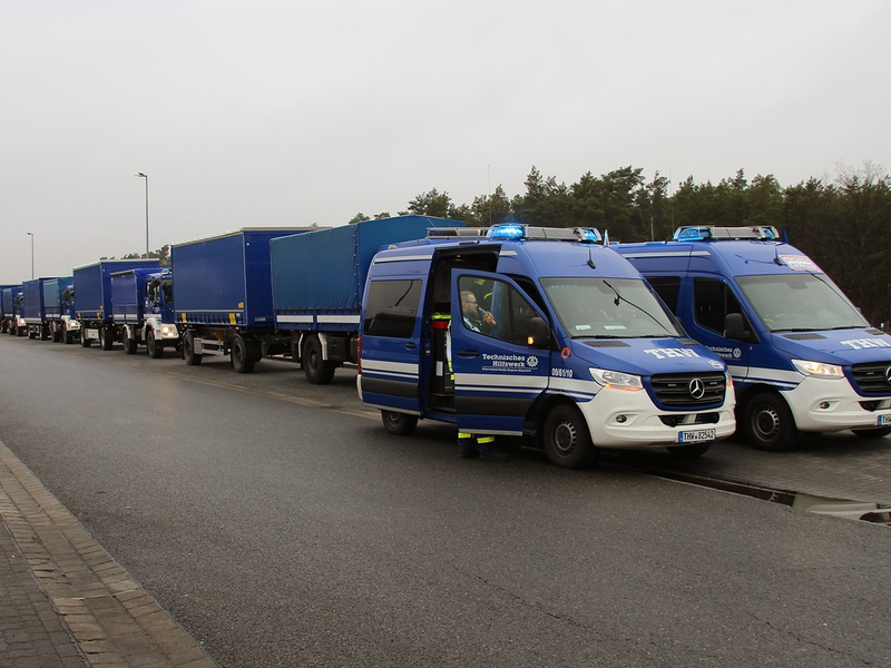 THW LVBEBBST: Schwer auf Achse - THW ĂŒbt Kolonnenfahrt / Am 16. November 2024 werden zwischen 9 und 16 Uhr viele blaue LKW durch Treptow-Köpenick und die Landkreise Oder-Spree und Dahme-Spreewald rollen. - Foto: presseportal.de