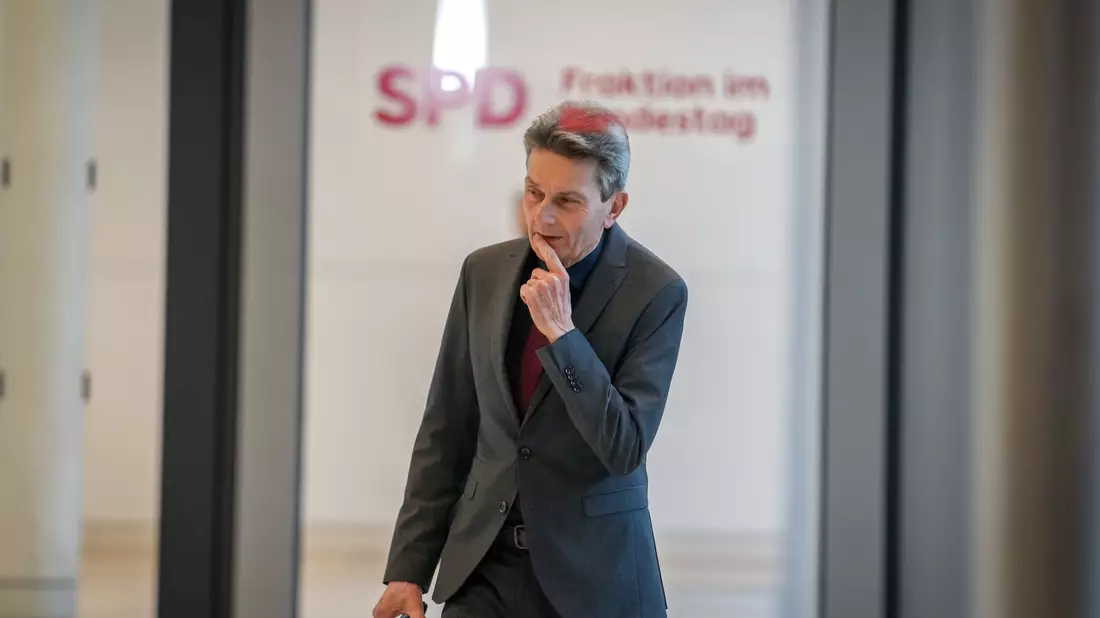 Ausnahmsweise mit Krawatte: Klingbeil in der Fraktionssitzung. - Bild: Kay Nietfeld/dpa