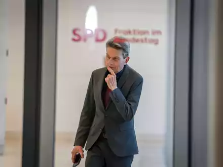 Nicht gerade berauschend ist das Ergebnis von Klingbeil bei der Wahl zum Fraktionschef.  - Foto: Kay Nietfeld/dpa