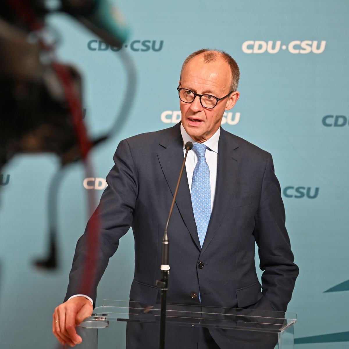 CDU-Chef Friedrich Merz zeigt sich am Ende zufrieden mit dem Wahltermin - Foto: Anna Ross/dpa