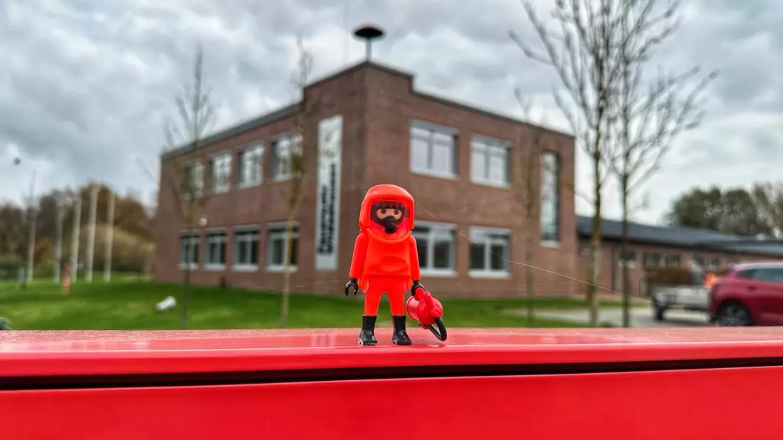 FW-OLL: Verursacher unbekannt: Niedliche Hingucker in Wildeshausen - Playmobil-Figuren erobern nun auch die Feuerwehr - Bild: presseportal.de