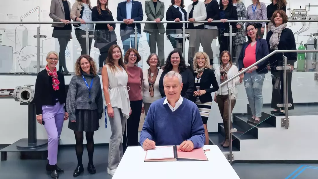 Bernd Eulitz unterzeichnet für Messer die UN Women Empowerment Principles zur Gleichstellung der Geschlechter - Bild: presseportal.de