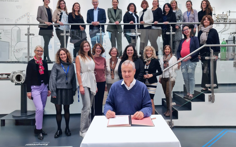 Bernd Eulitz unterzeichnet für Messer die UN Women Empowerment Principles zur Gleichstellung der Geschlechter - Foto: presseportal.de