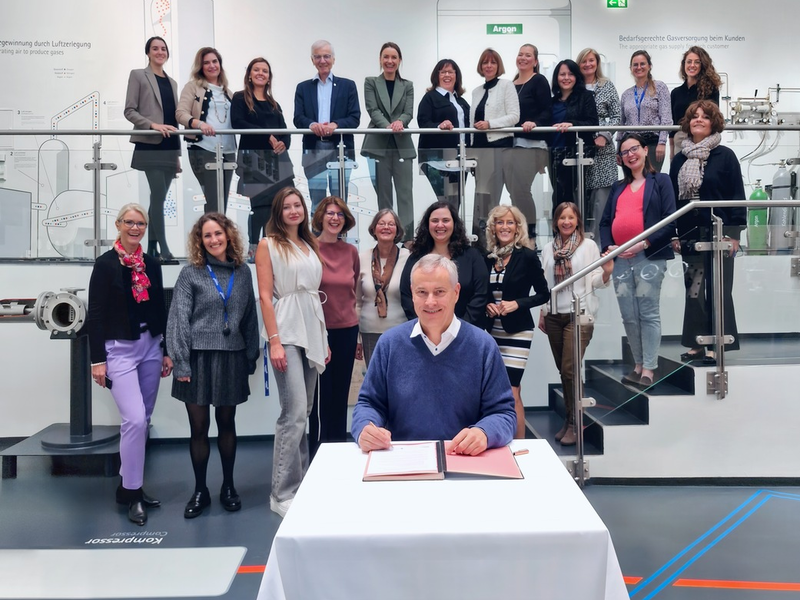 Bernd Eulitz unterzeichnet für Messer die UN Women Empowerment Principles zur Gleichstellung der Geschlechter - Foto: presseportal.de