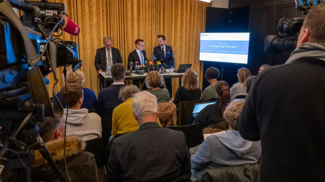Die Anwälte der suspendierten stellvertretenden Leiterin der JVA äußerten sich jetzt auf einer Pressekonferenz. - Bild: Peter Kneffel/dpa