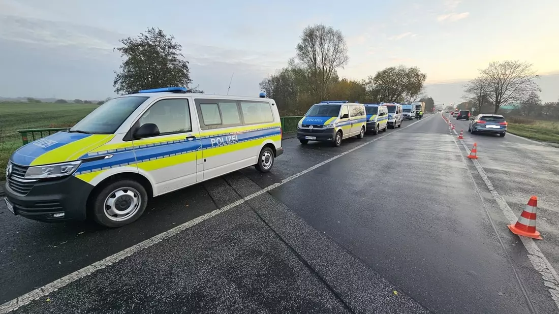 POL-WHV: Kontrolle auf der B 210 - Beamte der PI Wilhelmshaven/Friesland überprüft mit externer Beteiligung 40 Fahrzeuge - Bild: presseportal.de