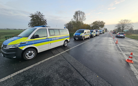 POL-WHV: Kontrolle auf der B 210 - Beamte der PI Wilhelmshaven/Friesland überprüft mit externer Beteiligung 40 Fahrzeuge - Foto: presseportal.de