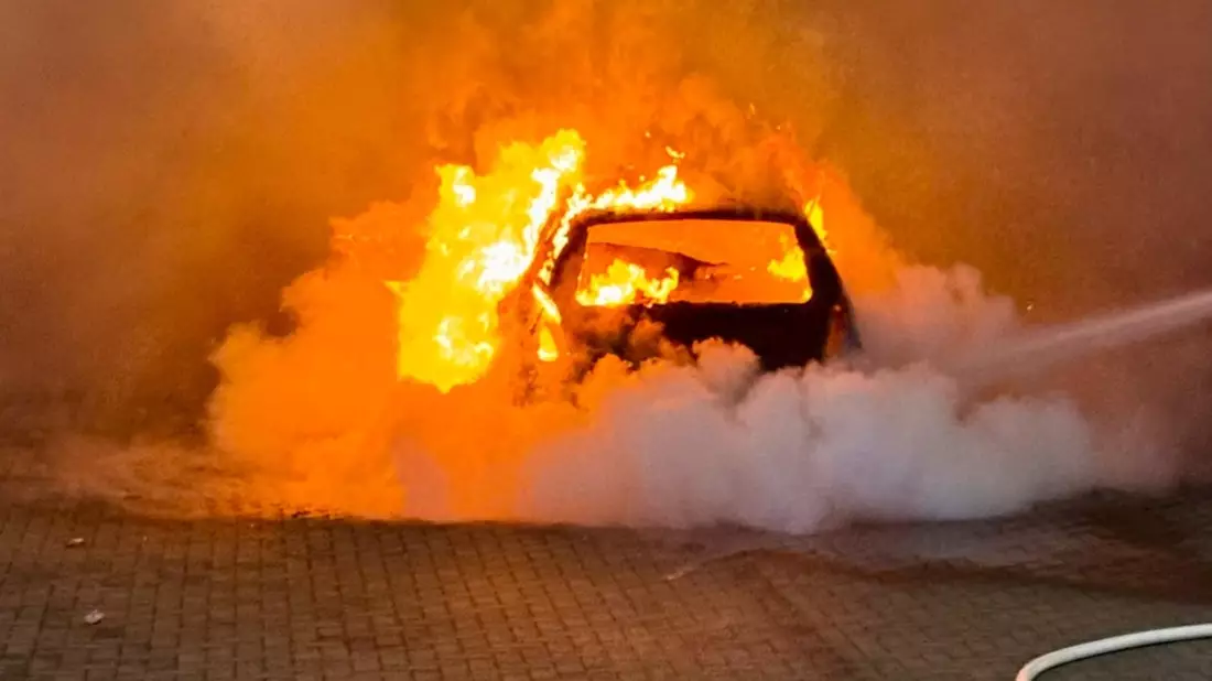 FW Bocholt: Fahrzeugbrand am Einfamilienhaus - Bild: presseportal.de