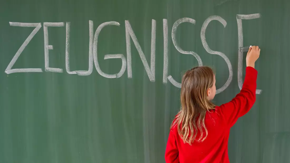 Immer mehr Jugendliche spüren Leistungsdruck in der Schule. (Illustration) - Bild: Sebastian Kahnert/dpa