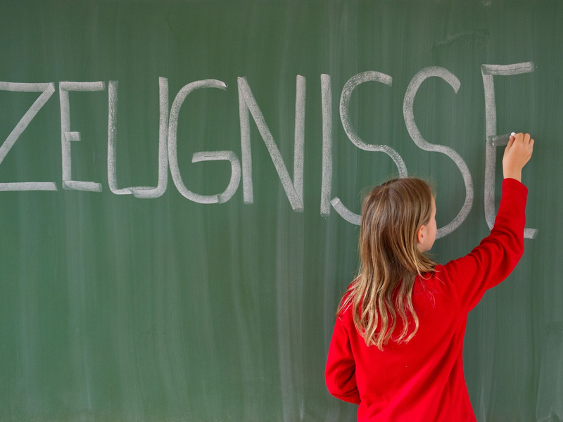 Immer mehr Jugendliche spüren Leistungsdruck in der Schule. (Illustration) - Foto: Sebastian Kahnert/dpa