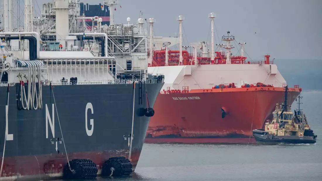 Etliche Tanker transportieren Flüssiggas über die Weltmeere. Die Emissionen durch Erdgas steigen 2024 stärker als die durch Öl und Kohle. (Archivbild) - Bild: Stefan Sauer/dpa