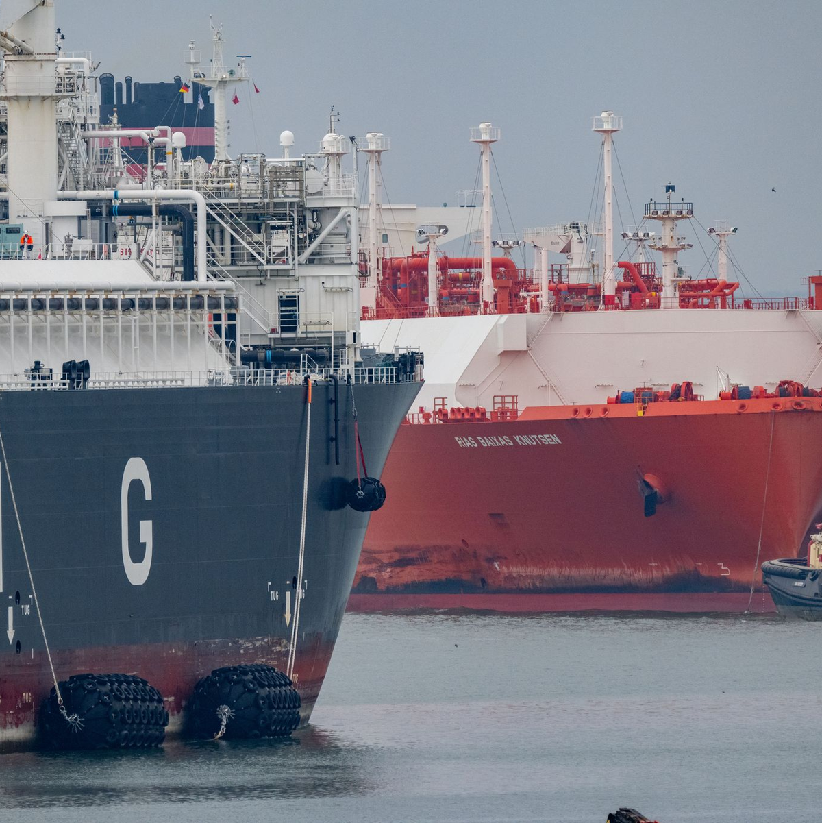 Etliche Tanker transportieren Flüssiggas über die Weltmeere. Die Emissionen durch Erdgas steigen 2024 stärker als die durch Öl und Kohle. (Archivbild) - Foto: Stefan Sauer/dpa