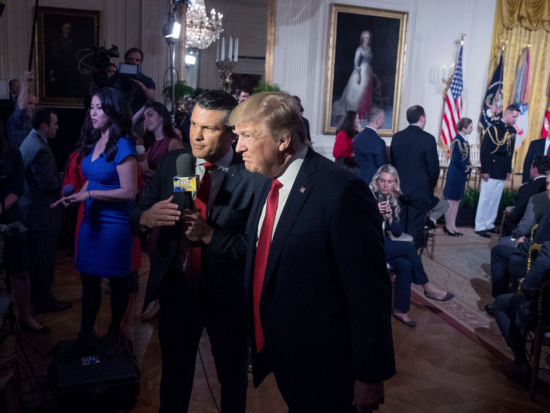 Obwohl Hegseth nach seiner Nominierung zunehmend in Bedrängnis geraten ist, hält Trump an ihm fest. (Archivbild) - Foto: Andrew Harnik/AP