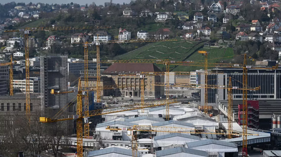 Die Stadt Stuttgart möchte frei werdende Bahnflächen rund um den Stuttgarter Hauptbahnhof für den Wohnungsbau nutzen - eine Gesetzesänderung erschwert das. (Archivbild) - Bild: Marijan Murat/dpa