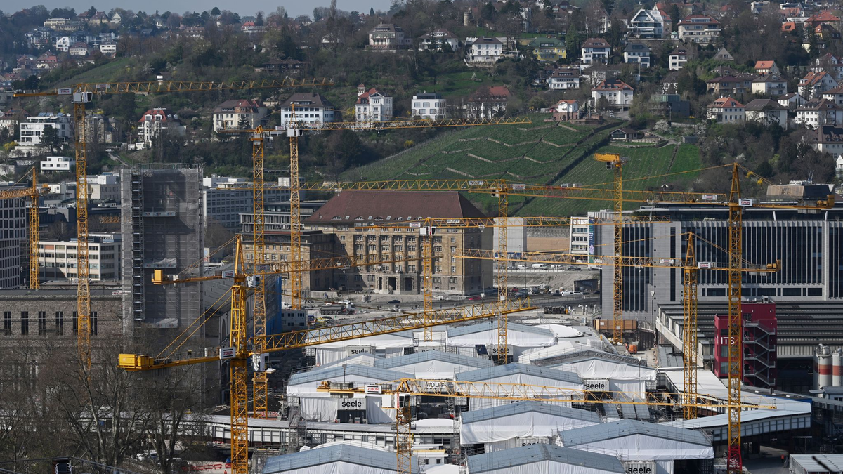 Die Stadt Stuttgart möchte frei werdende Bahnflächen rund um den Stuttgarter Hauptbahnhof für den Wohnungsbau nutzen - eine Gesetzesänderung erschwert das. (Archivbild) - Foto: Marijan Murat/dpa