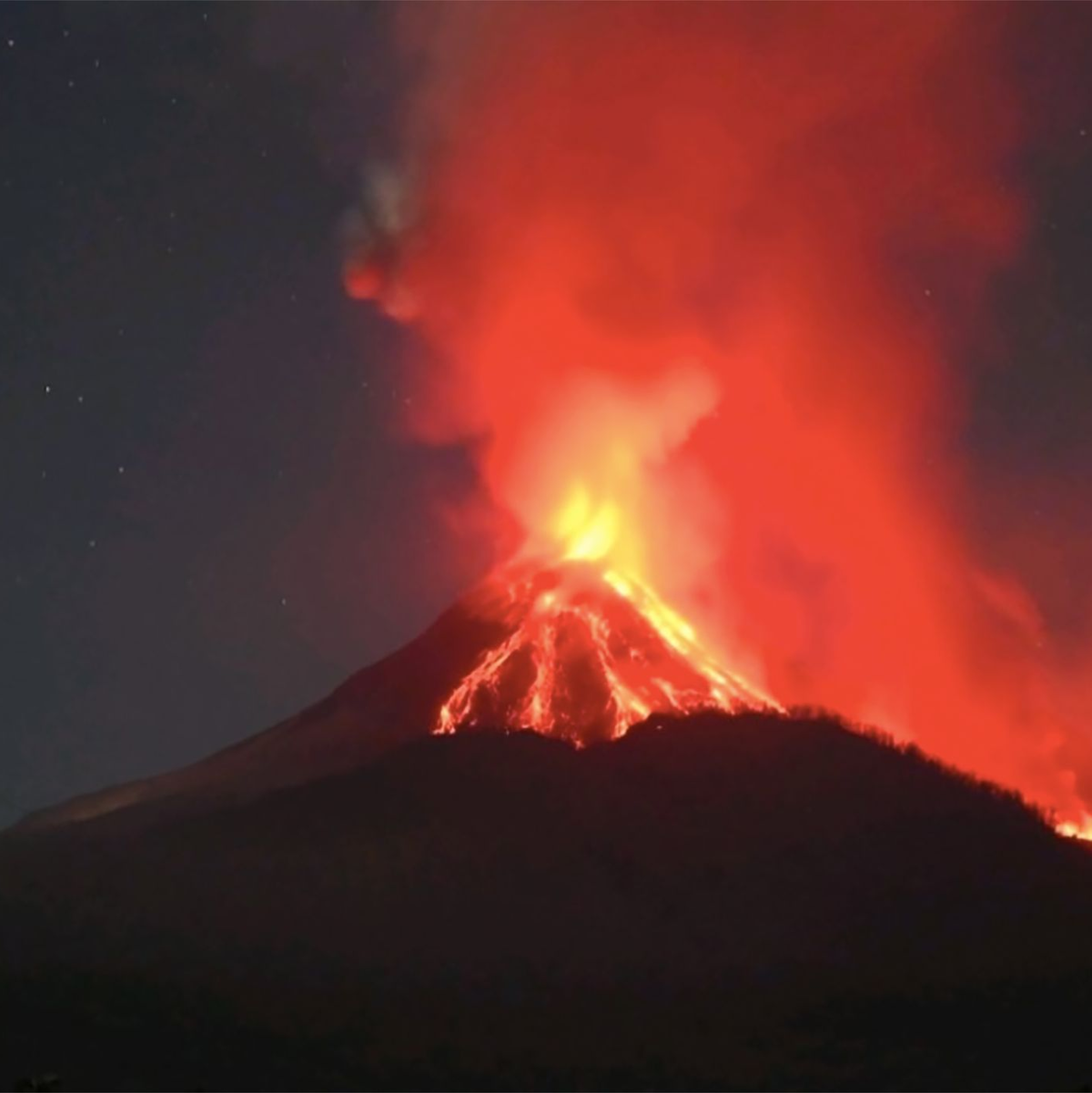 Der Lewotobi Laki-Laki kommt nicht zu Ruhe. - Foto: PVMBG/XinHua/dpa