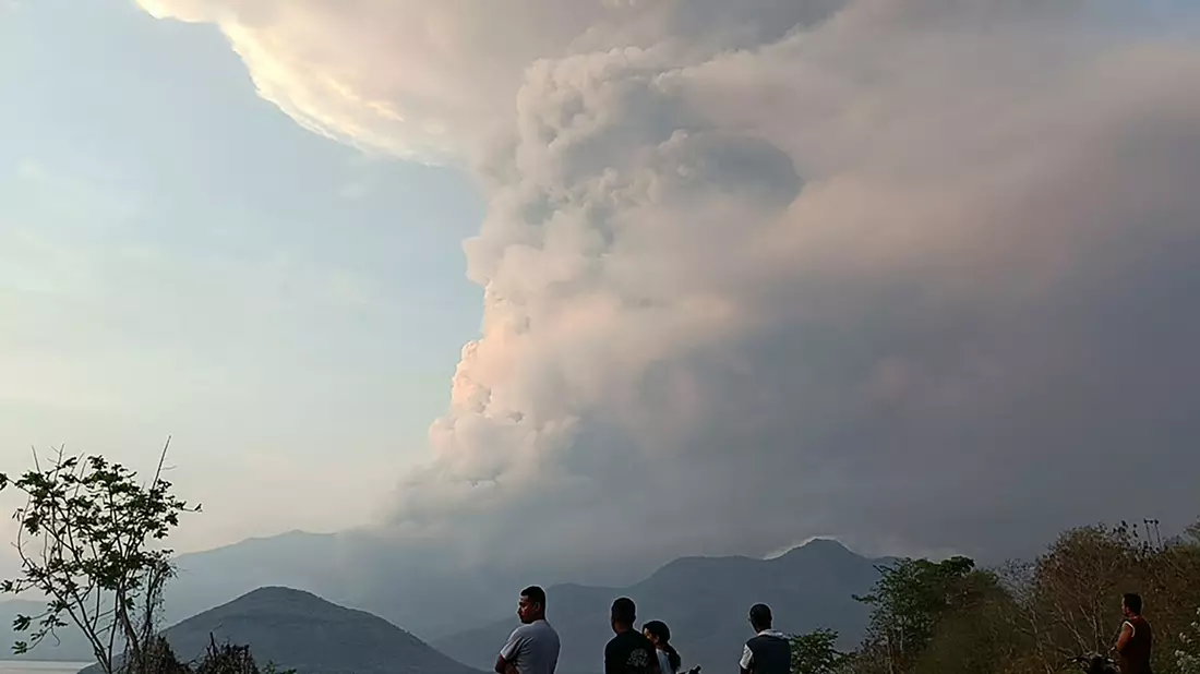 Bereits im vergangenen Jahr war es am Lewotobi Laki-Laki zu massiven Eruptionen gekommen. (Archivbild) - Bild: -/AP/dpa