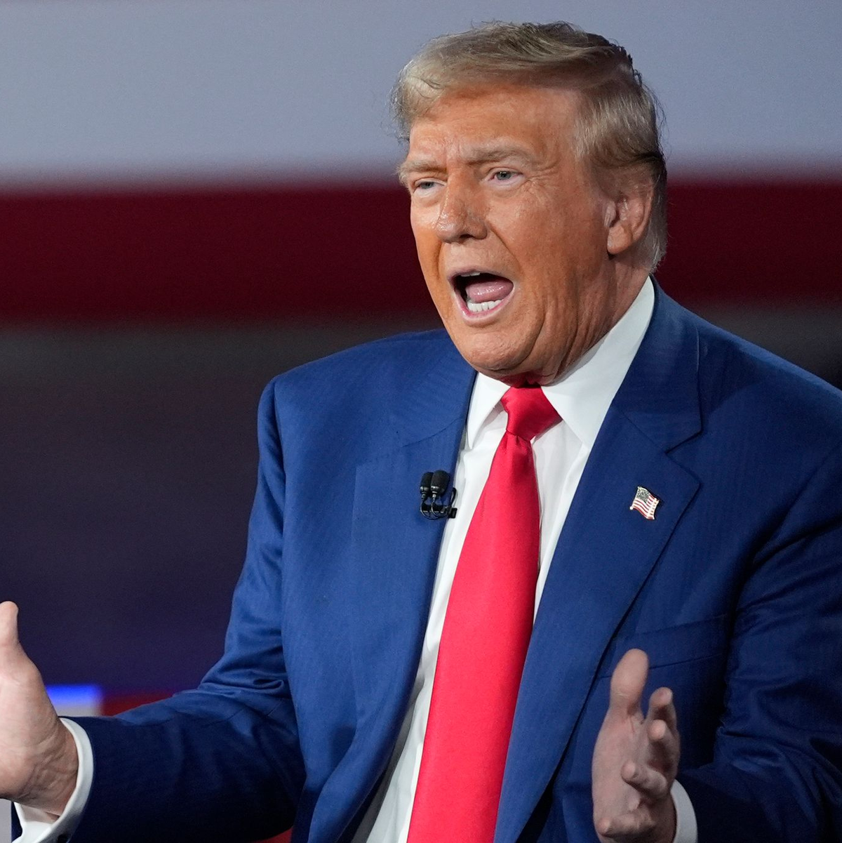 Donald Trump hat hohe Zölle für Importe aus Europa angekündigt (Archivbild). - Foto: Evan Vucci/AP/dpa