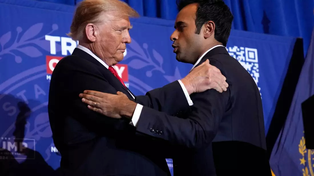 ... gemeinsam mit Ex-Präsidentschaftsbewerber Vivek Ramaswamy. - Bild: Matt Rourke/AP
