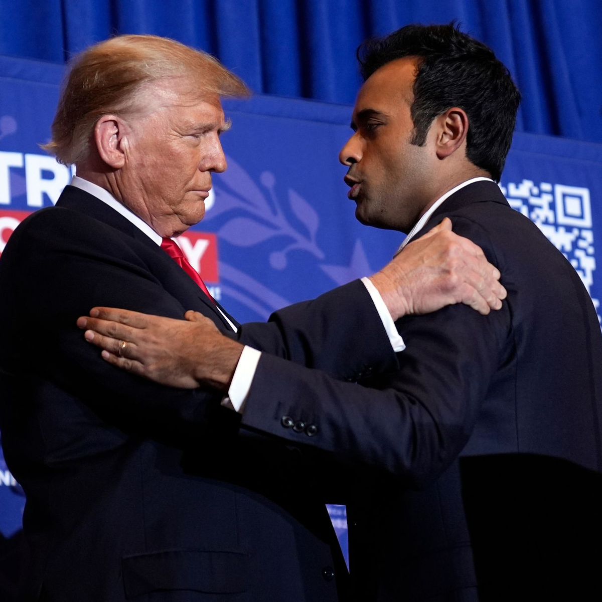 ... gemeinsam mit Ex-Präsidentschaftsbewerber Vivek Ramaswamy. - Foto: Matt Rourke/AP