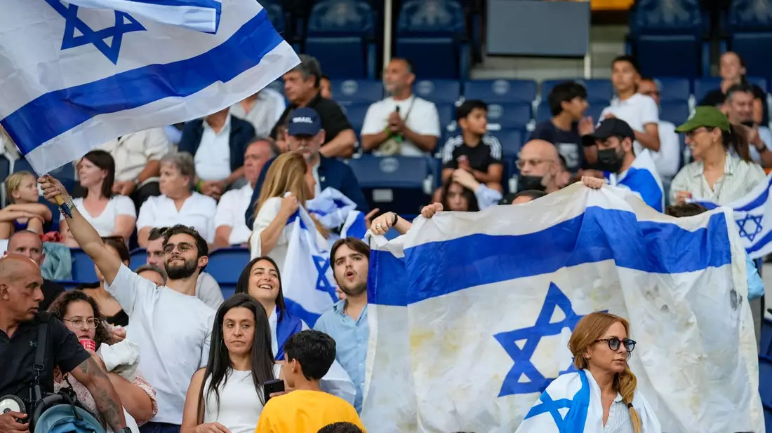 Am Donnerstag werden nur wenige Fans aus Israel erwartet. (Archivbild) - Bild: Rebecca Blackwell/AP