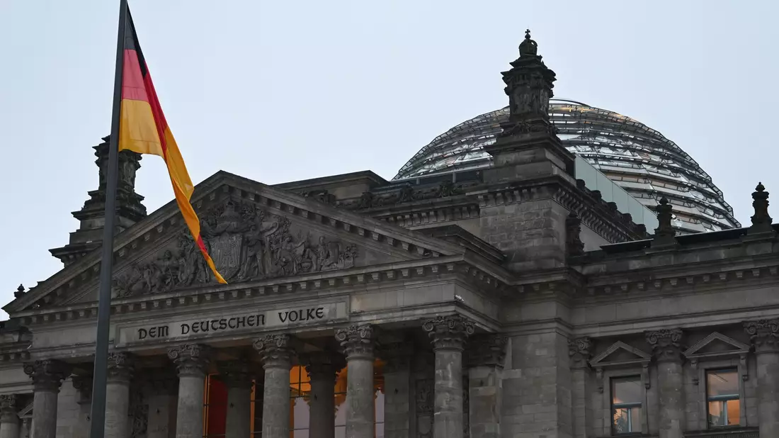 Im Bundestag dürfte es heute einen Showdown zwischen Bundeskanzler Olaf Scholz und Oppositionsführer Friedrich Merz geben.  - Bild: Markus Lenhardt/dpa