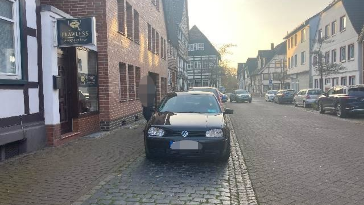 POL-HM: Polizei sucht Zeugen zu einem Verkehrsunfall - Verursacher flüchtig - Foto: presseportal.de