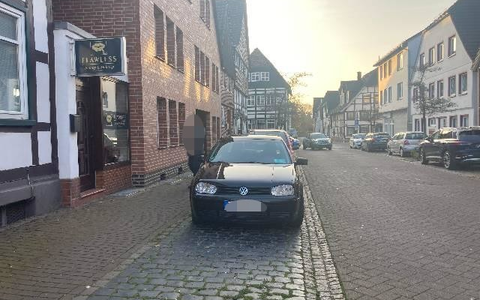 POL-HM: Polizei sucht Zeugen zu einem Verkehrsunfall - Verursacher flüchtig - Foto: presseportal.de
