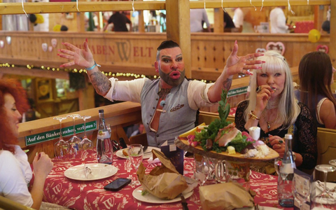 Harald Glööckler auf Heimatbesuch in Stuttgart - doch die Freude wird getrübt - Foto: presseportal.de