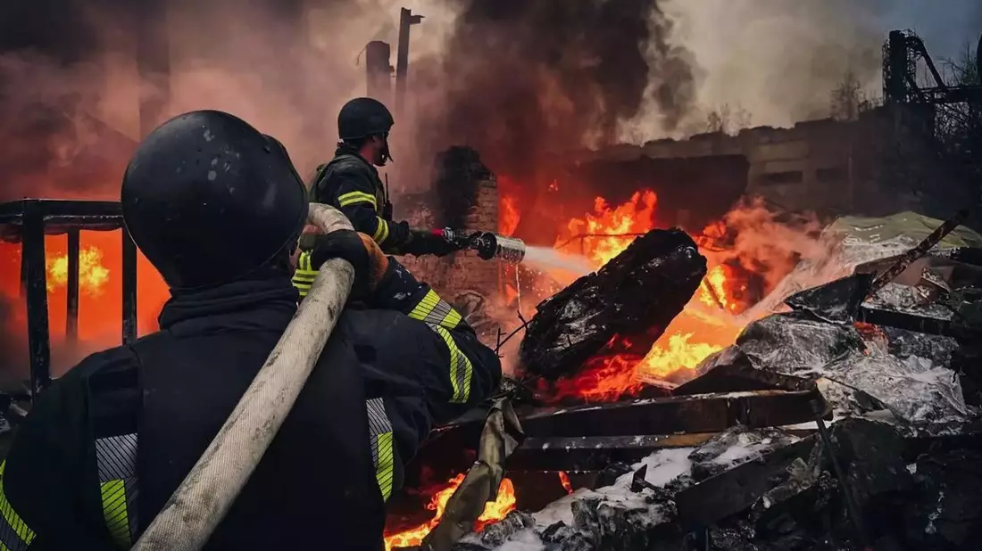 Nach längerer Pause hat das russische Militär unter anderem Marschflugkörper auf die Hauptstadt Kiew abgefeuert. - Bild: -/Ukrainischer Zivilschutzdienst/dpa