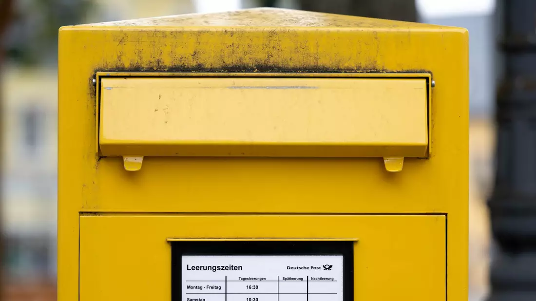 Ein Briefkasten mit viel Platz für Briefe. - Bild: Hendrik Schmidt/dpa