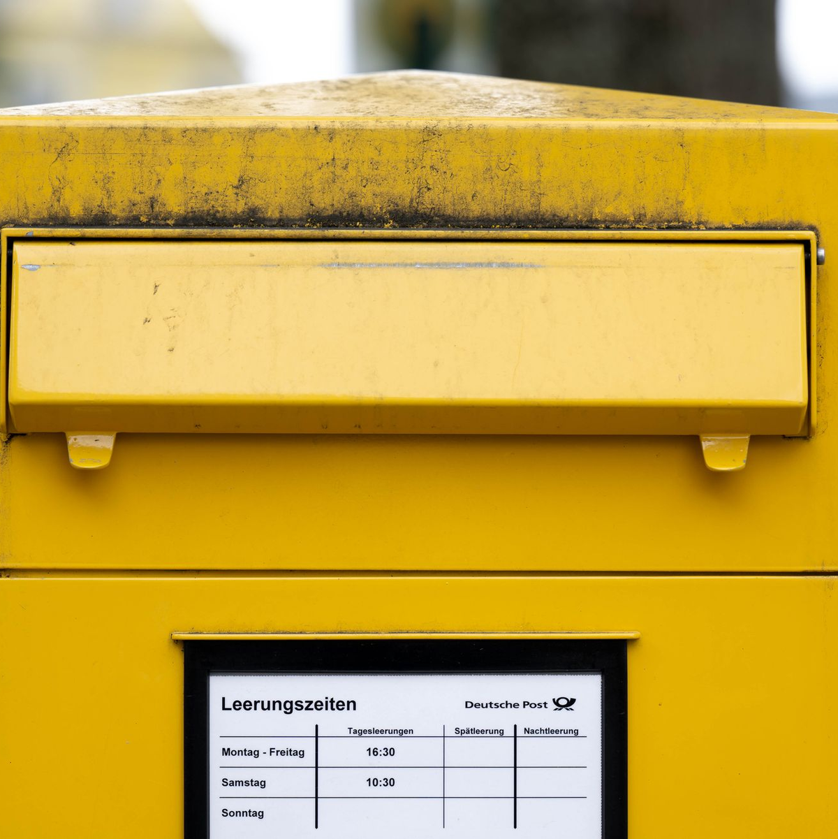 Ein Briefkasten mit viel Platz für Briefe. - Foto: Hendrik Schmidt/dpa