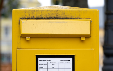 Ein Briefkasten mit viel Platz für Briefe. - Foto: Hendrik Schmidt/dpa