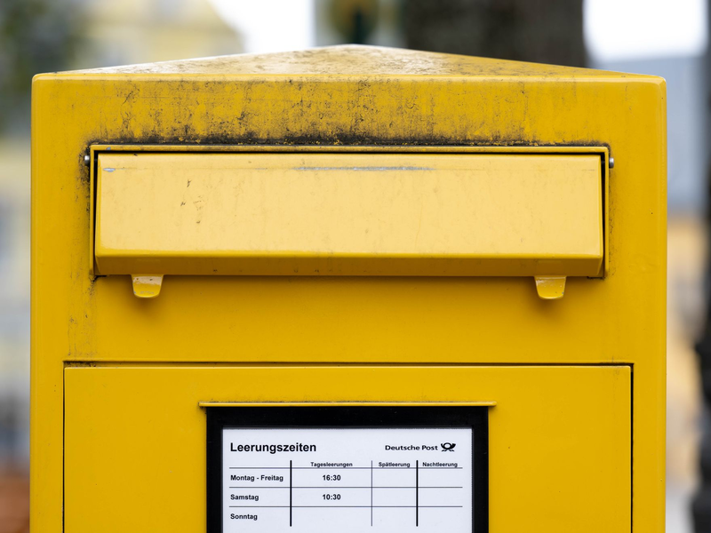 Ein Briefkasten mit viel Platz für Briefe. - Foto: Hendrik Schmidt/dpa