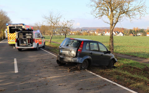POL-HX: Ford kommt von der Straße ab und landet im Graben - Foto: presseportal.de
