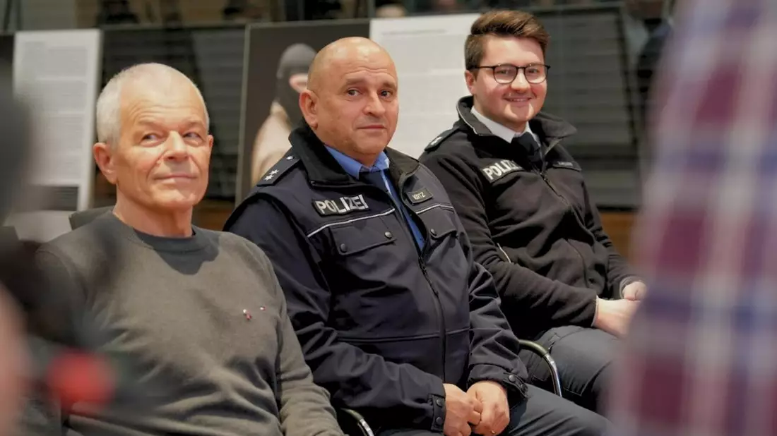POL-DA: Darmstadt: Wanderausstellung Der Mensch dahinter eröffnet - Einsatzkräfte im Porträt - Bild: presseportal.de
