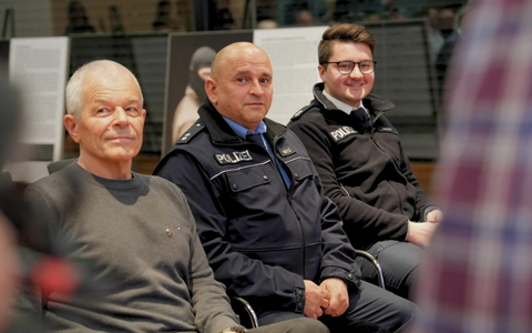 POL-DA: Darmstadt: Wanderausstellung Der Mensch dahinter eröffnet - Einsatzkräfte im Porträt - Foto: presseportal.de