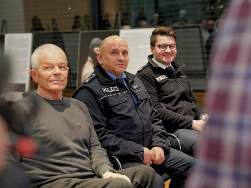 POL-DA: Darmstadt: Wanderausstellung Der Mensch dahinter eröffnet - Einsatzkräfte im Porträt - Foto: presseportal.de