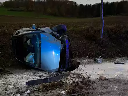 POL-HX: Polizeistreife entdeckt zufällig Unfallauto auf der K50 - Foto: presseportal.de
