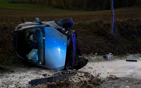 POL-HX: Polizeistreife entdeckt zufällig Unfallauto auf der K50 - Foto: presseportal.de